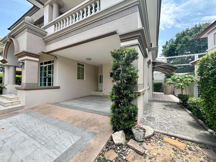 House with Shared Pool in Sukhumvit 